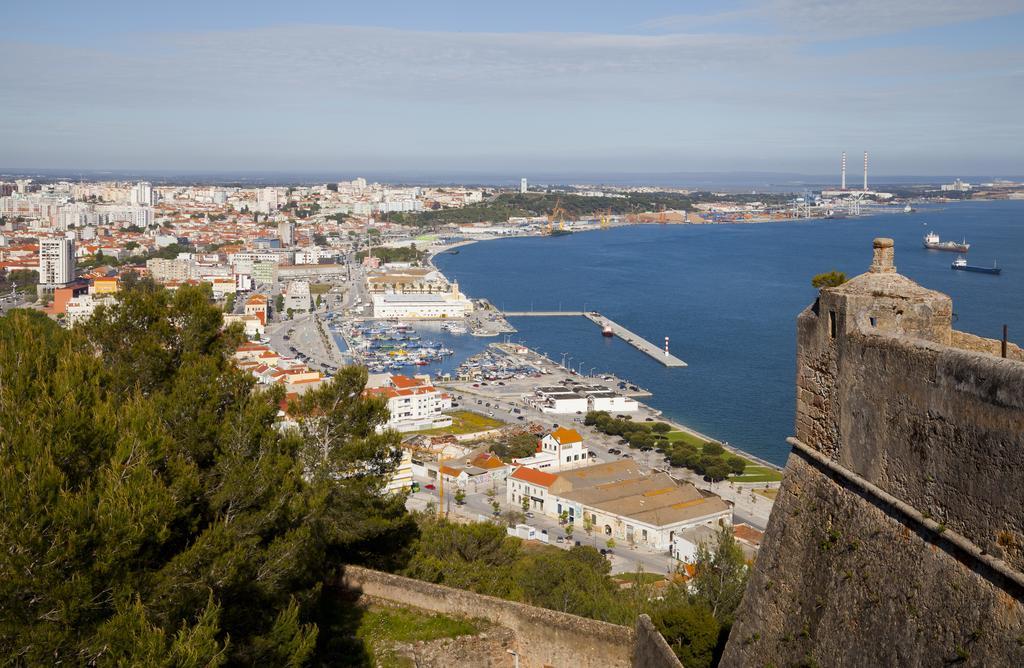 Spacious 2 Bedroom * Setubal